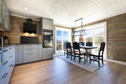 Lastølen 3 bedrooms — hotel in Sykkylven