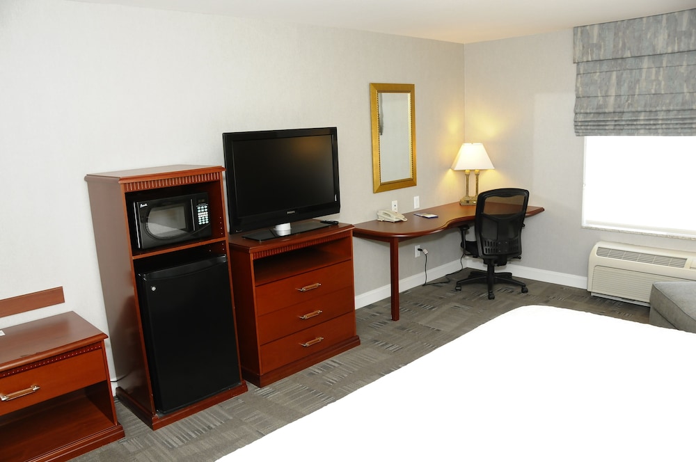 Hampton Inn & Suites Redding - photo 13