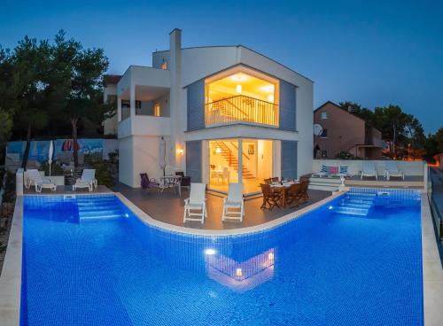 Villa Casabianca — 4-Star Luxury Hotel in Milna, Croatia