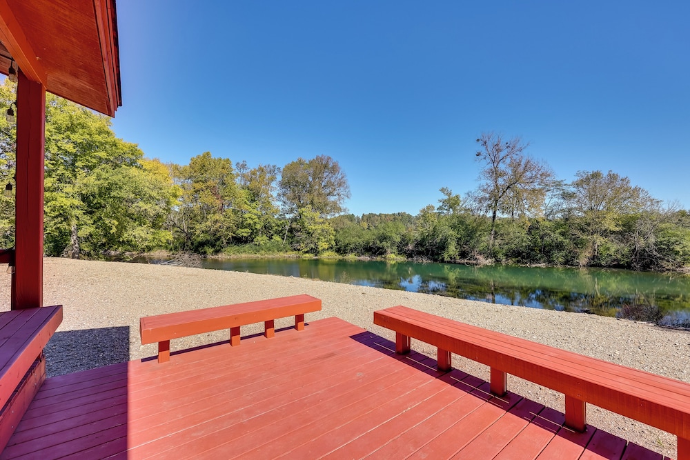 Riverfront Arkansas Abode Furnished Deck and Grill — hotel in Mount Ida