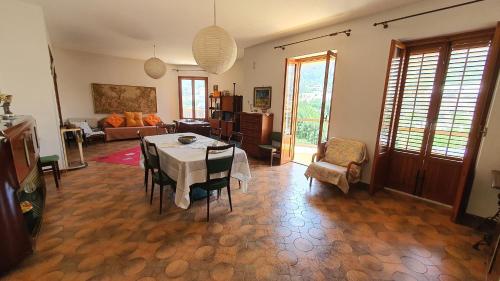 Appartamento spazioso e fresco in punto strategico. — 4-Star Luxury Hotel in Castellammare Del Golfo, Italy