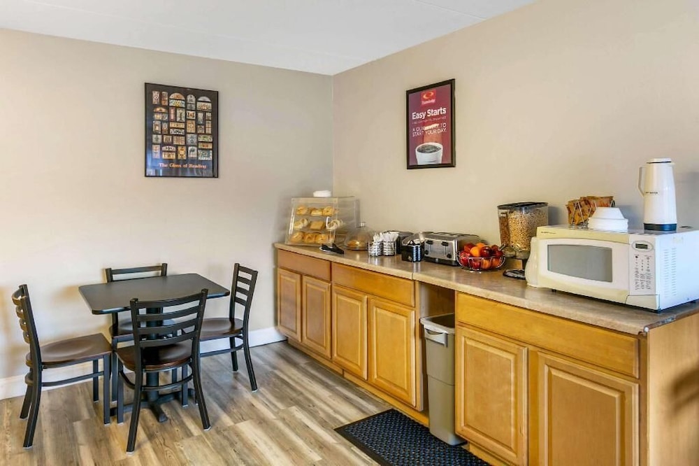 Econo Lodge Northeast - photo 16