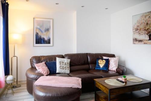 Located in the Peaceful Ng8 Wollaton Perfect for Business Trips & Family Holidays Or Working Proffesionals Long Term Deals M1 Nearby Free Parking Private Garden 500mb Wi Fi Netflix in Nottingham, United Kingdom