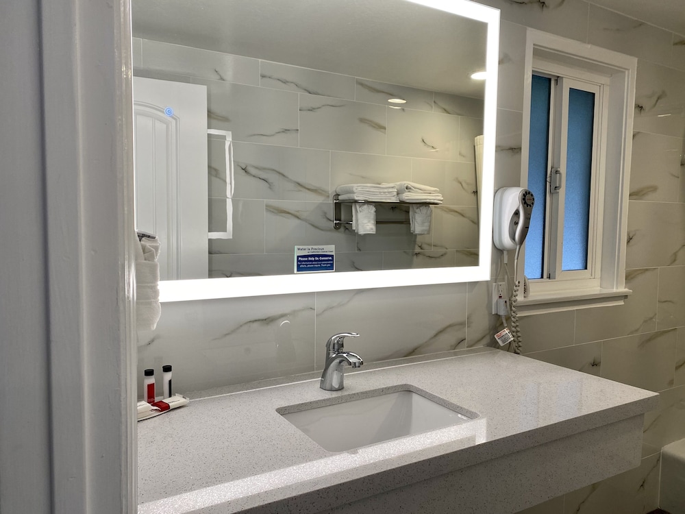 Aura Inn Monterey - photo 92