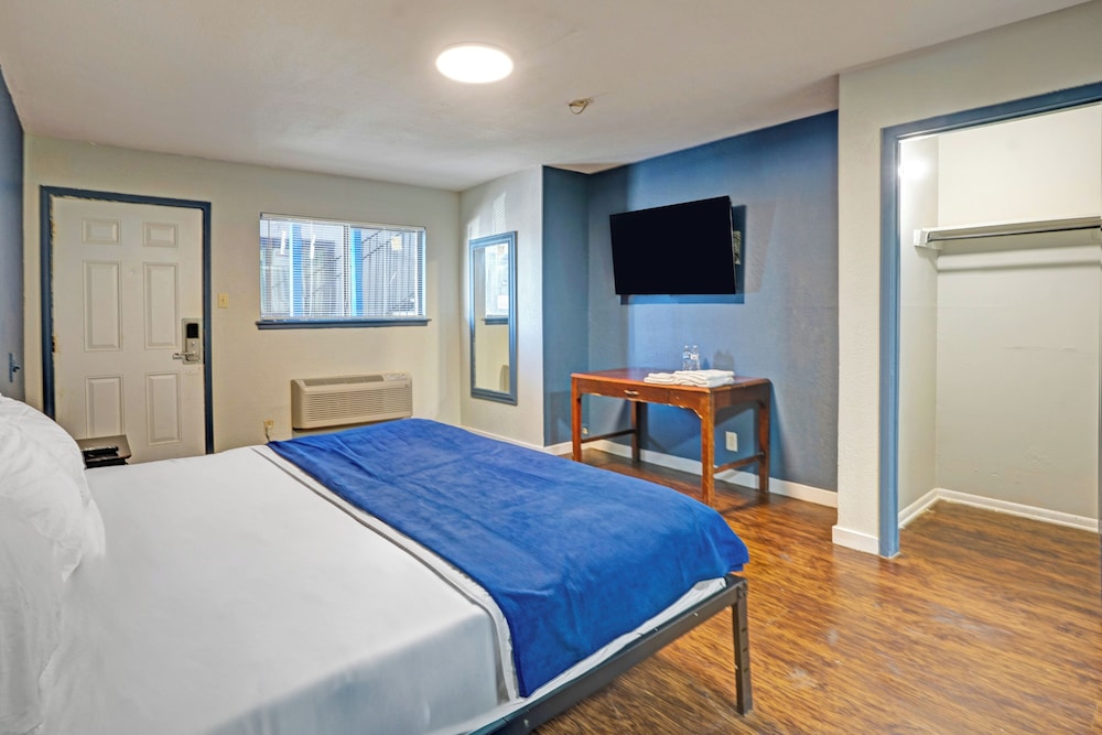Super 7 Inn By OYO San Antonio NW Medical Center - photo 11