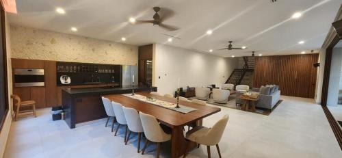 Spacious and luxurious villa with 4 bedrooms swimming pool tennis court and beach within walking distance — 5-Star Luxury Hotel in Playa Del Carmen, Mexico