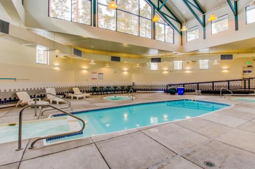 Lodgepole Treehouse & Treehouse Serenity — 4-Star Luxury Hotel in Silverthorne, United States