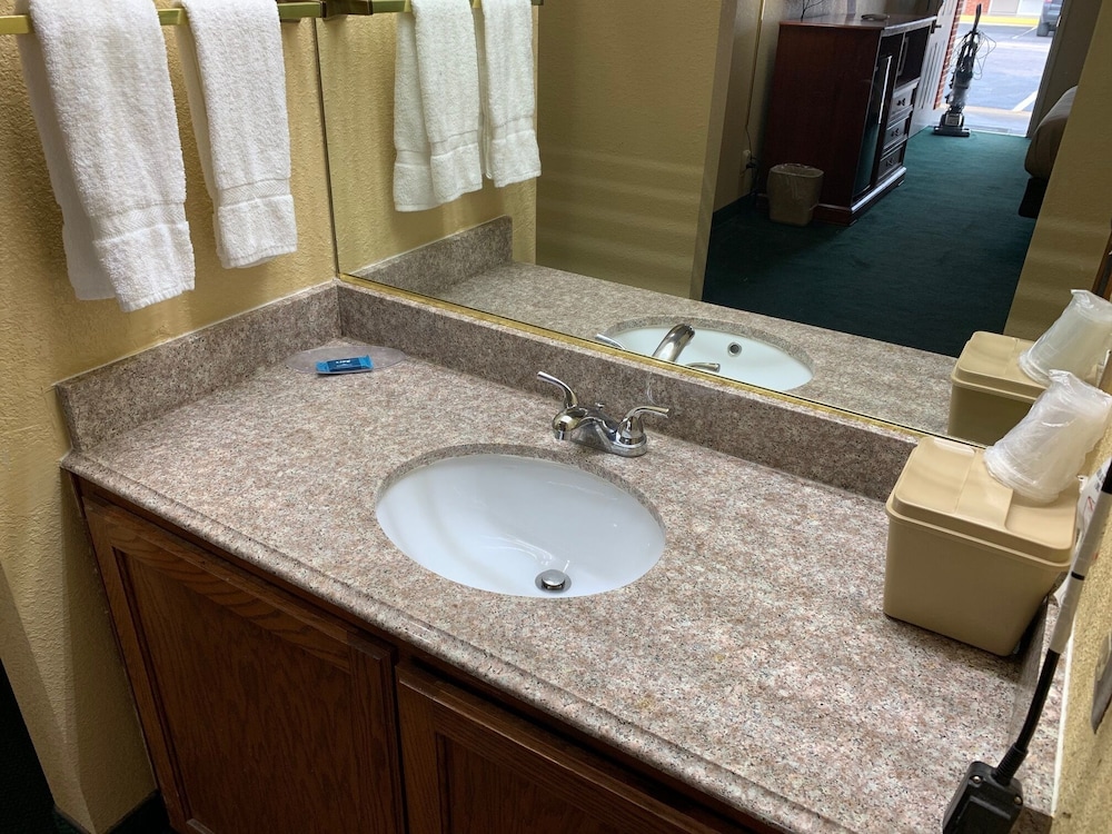 Coachman's Inn Motel - photo 20