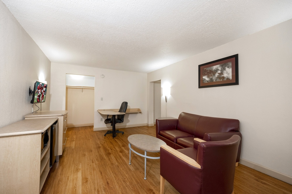 Quality Inn & Suites - photo 13