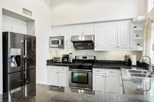 Ultimate LA Vacation 2BR w Pool Above Shops — Monterey Park — photo 5