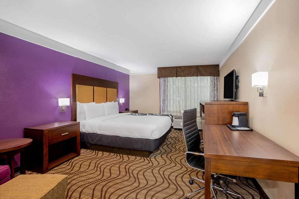 La Quinta Inn & Suites by Wyndham Hesperia Victorville - photo 22