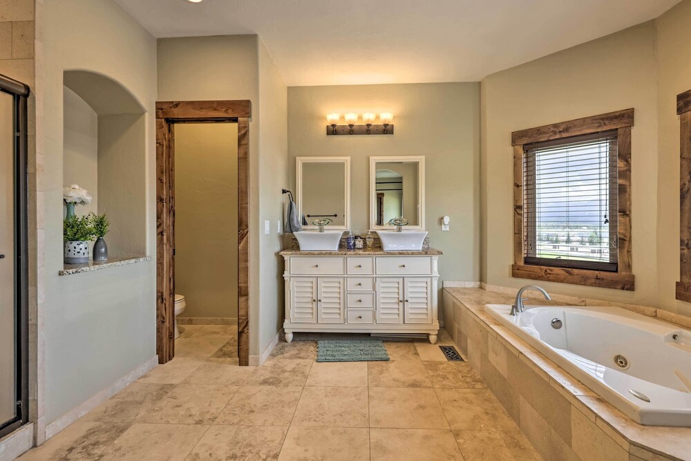 Game Room And Hot Tub Luxe Grand Lake Retreat — Alliance