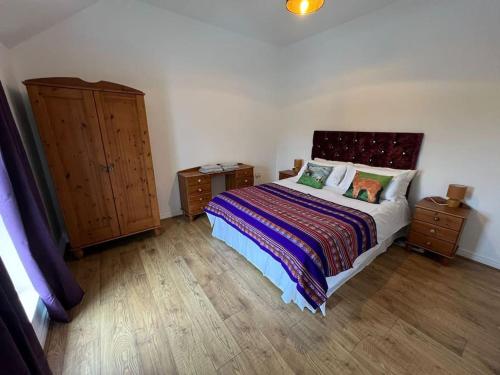 The Alpaca Farmhouse with hot tub and alpaca experience included — 4-Star Luxury Hotel in Banbridge, United Kingdom