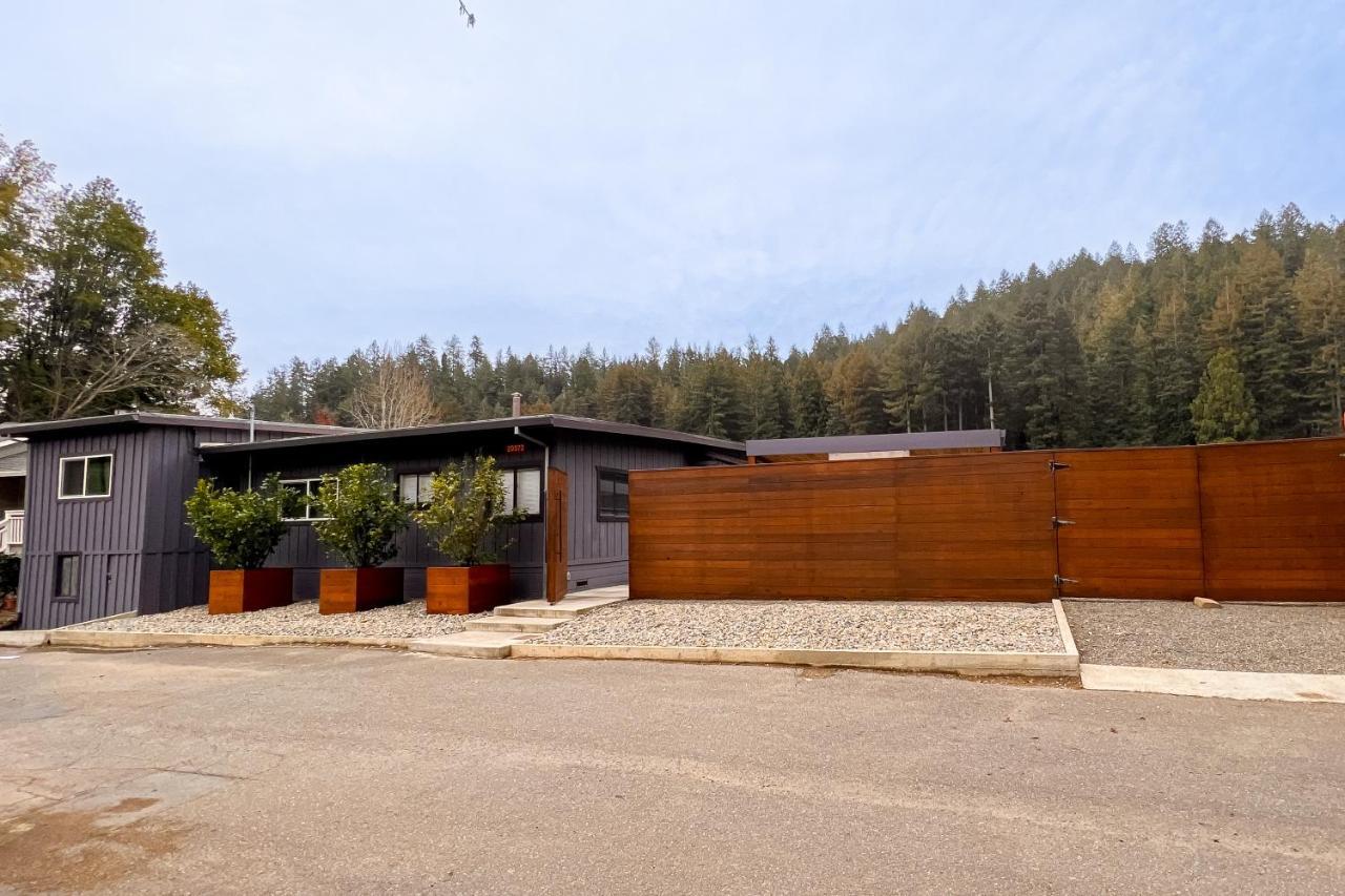 Riverfront Escape - carbon neutral hotel in Monte Rio