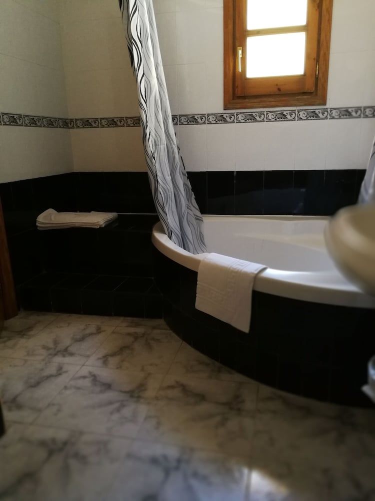 Hostal Casa Lacreu — Sahun — photo 3