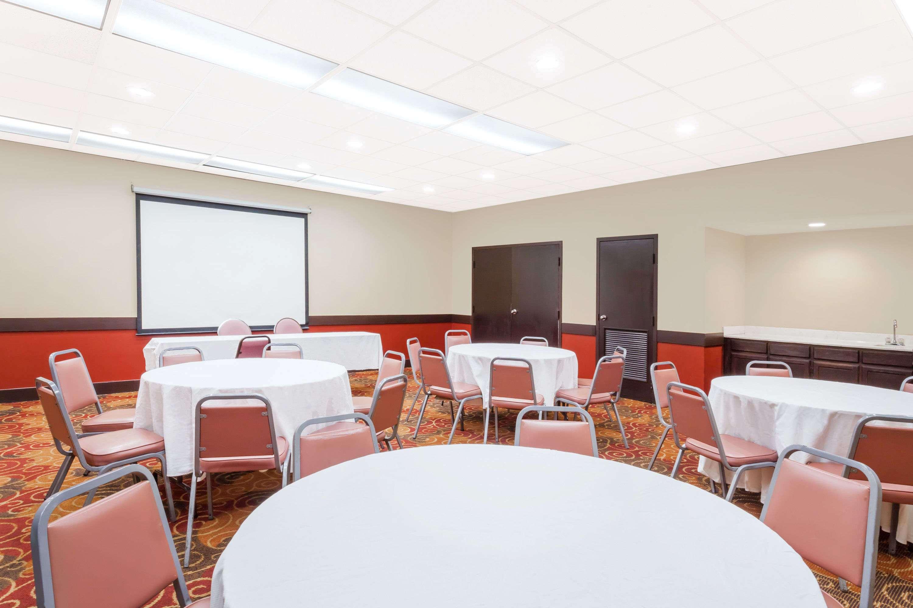 Days Inn and Suites SE Columbia Ft Jackson - photo 15
