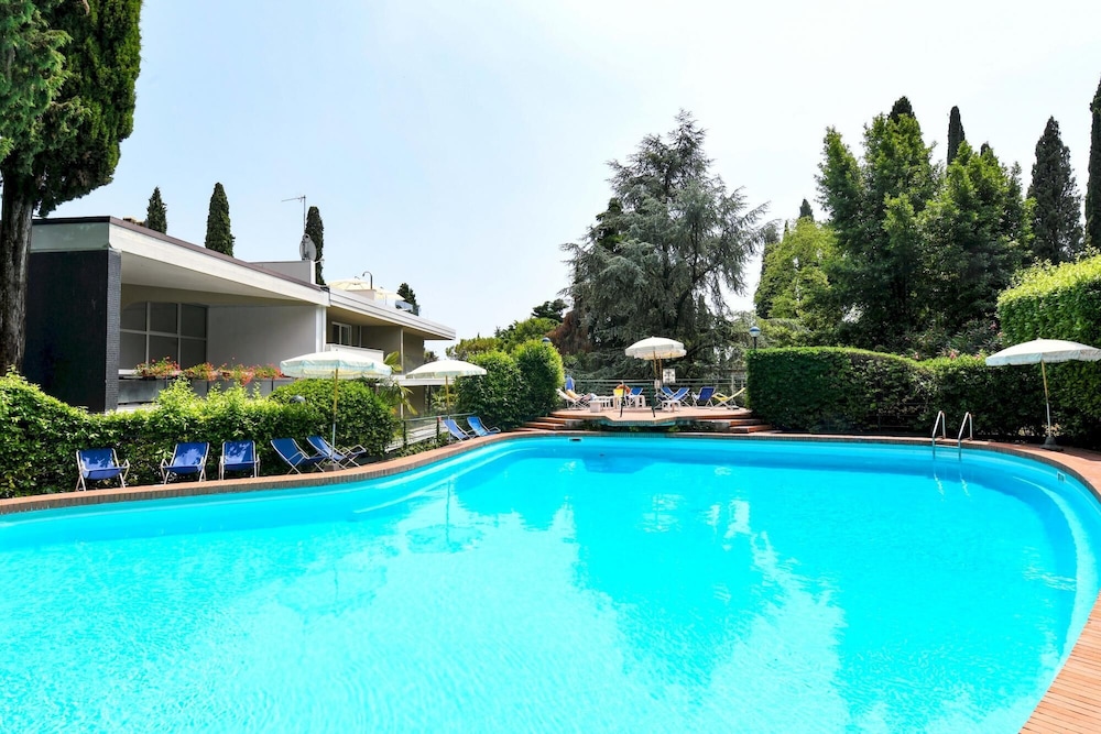 Residence Villa Alba — 4-Star Luxury Hotel in Gardone Riviera, Italy