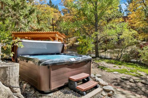 Bow Canyon Chalet by Big Bear Vacations Hot Tub Ultra Modern Resort Chalet Mins To Lifts in Big Bear Lake, United States