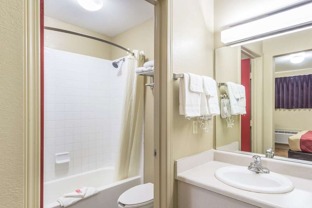 Econo Lodge Inn & Suites I 35 at Shawnee Mission - photo 29