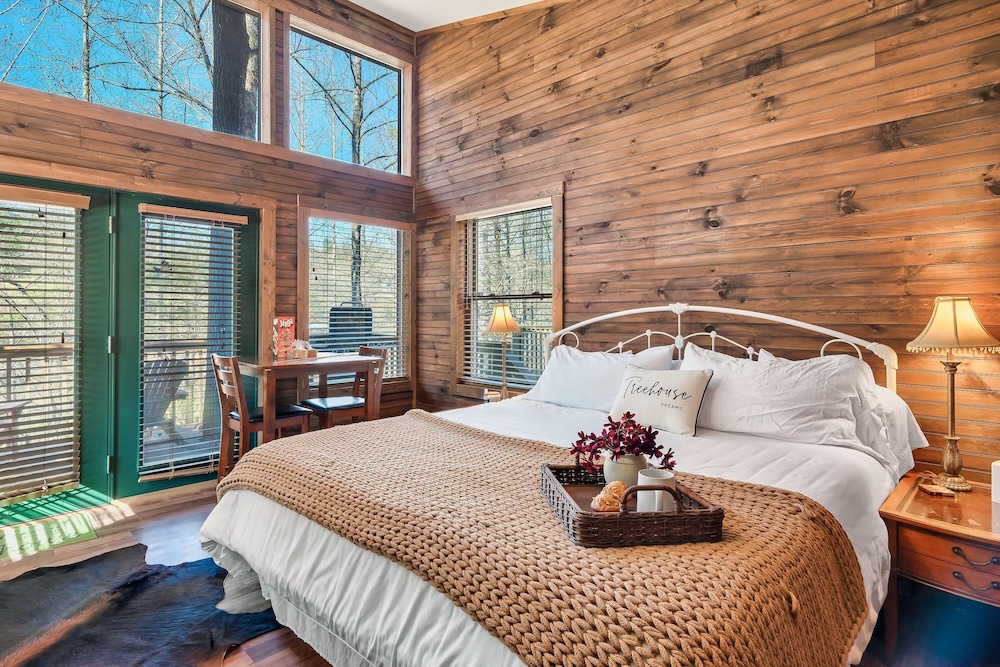 Rivers Edge Treehouses — hotel in Robbinsville
