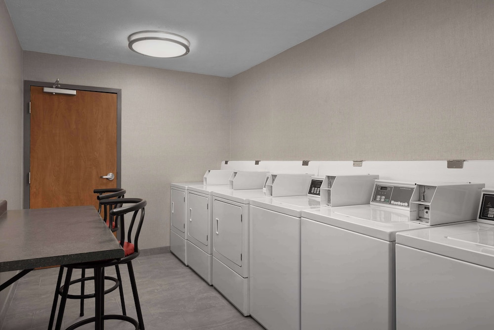 Hampton Inn Waterloo Cedar Valley - photo 43