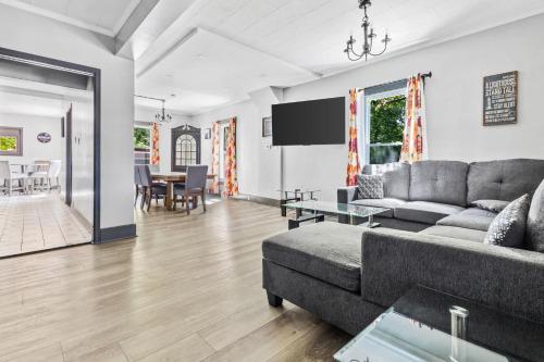 Spacious 4BR 1BA close to the Falls in Niagara Falls, United States