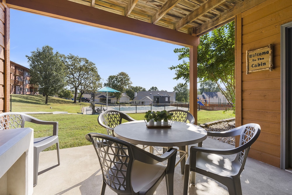 Ozark Escape at the Pointe — 4-Star Luxury Hotel in Branson, United States