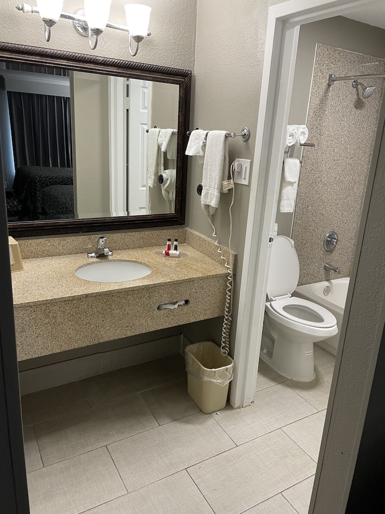 Days Inn & Suites By Wyndham Collierville Germantown Area - photo 25