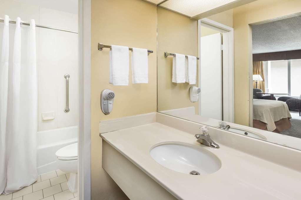 Days Inn & Suites by Wyndham Jennings - photo 12