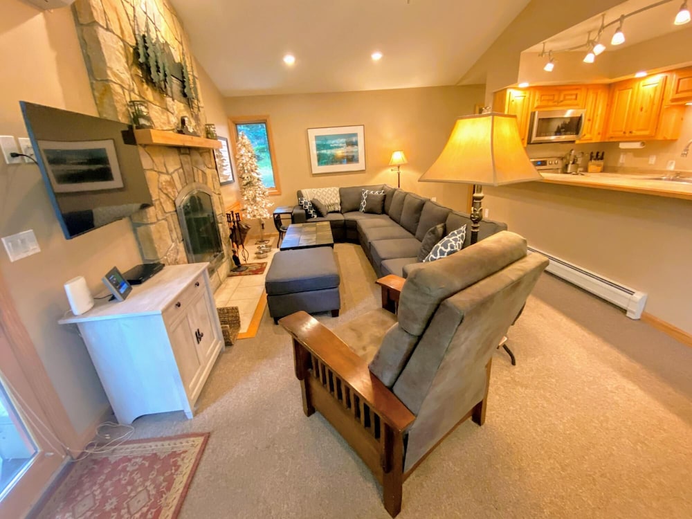O6 Newly renovated with high class upgrades Great ski access boot warmer ski rack yard AC — hotel in Carroll