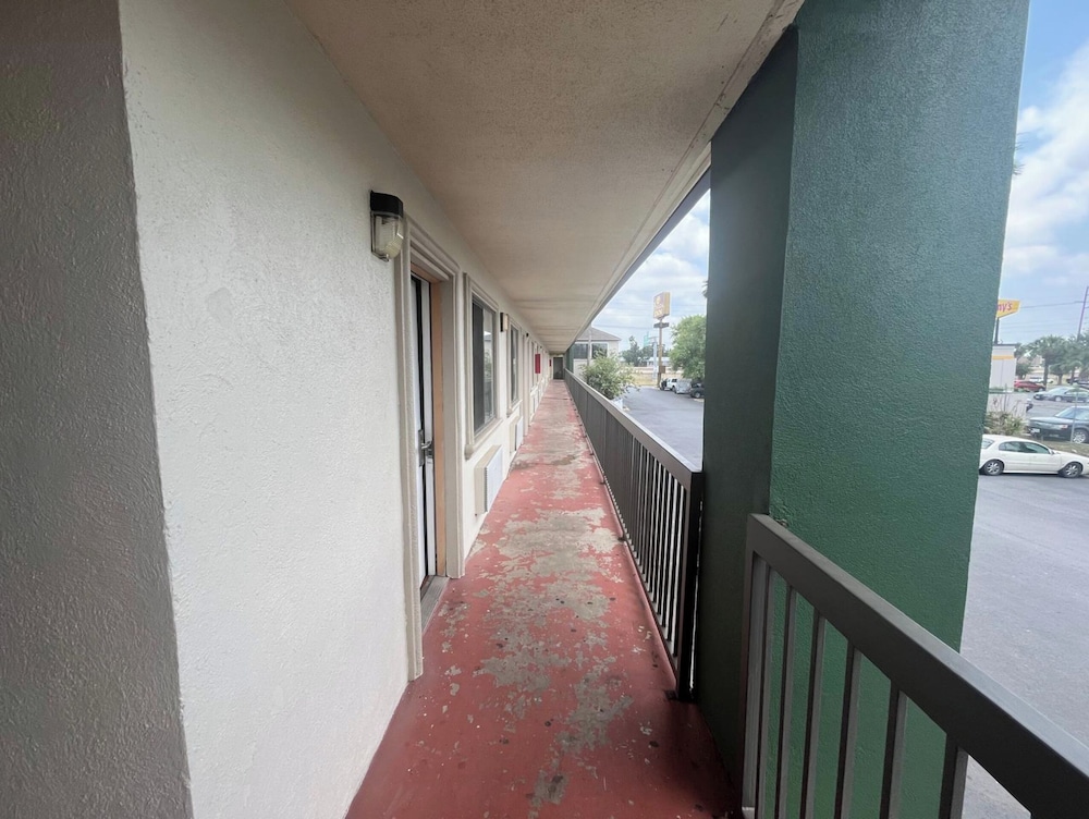La Posada Inn By OYO Brownsville - photo 7