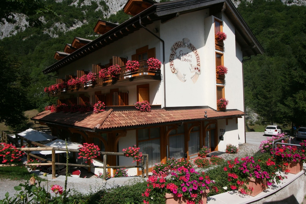 Hotel Garni Lago Nembia — hotel in San Lorenzo In Banale