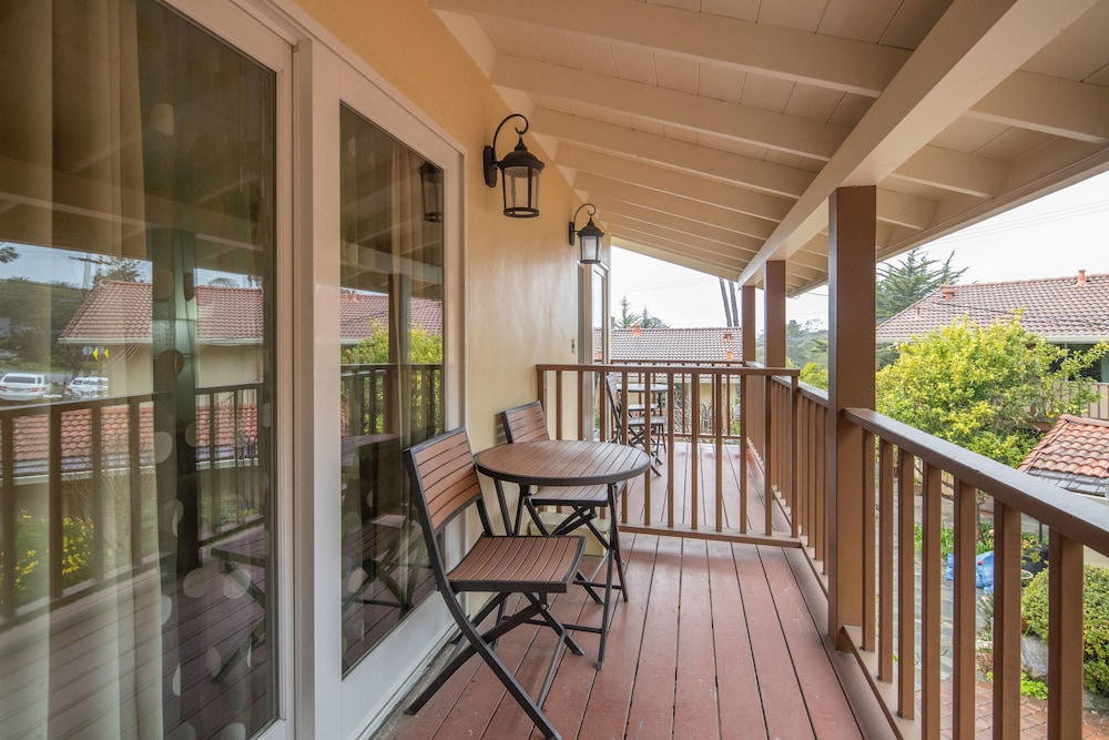 Vendange Carmel Inn & Suites - photo 22