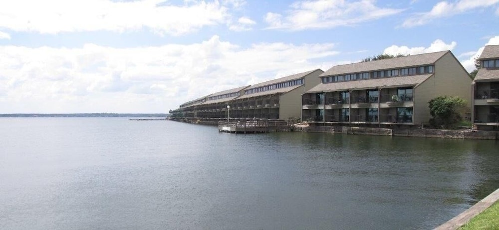 Landing at Seven Coves - carbon neutral hotel in Willis