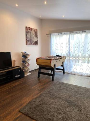 Logement Moderne Dans Mon Jardin Pres de Paris Et Stade de France Avec Place de Stationnement — hotel in Sannois