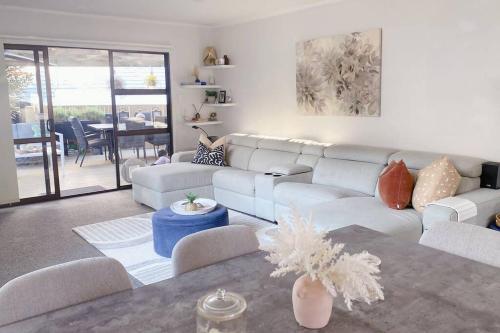 Modern three bed two and a half bath with in and outdoor flow plus study — 4-Star Luxury Hotel in Auckland, New Zealand