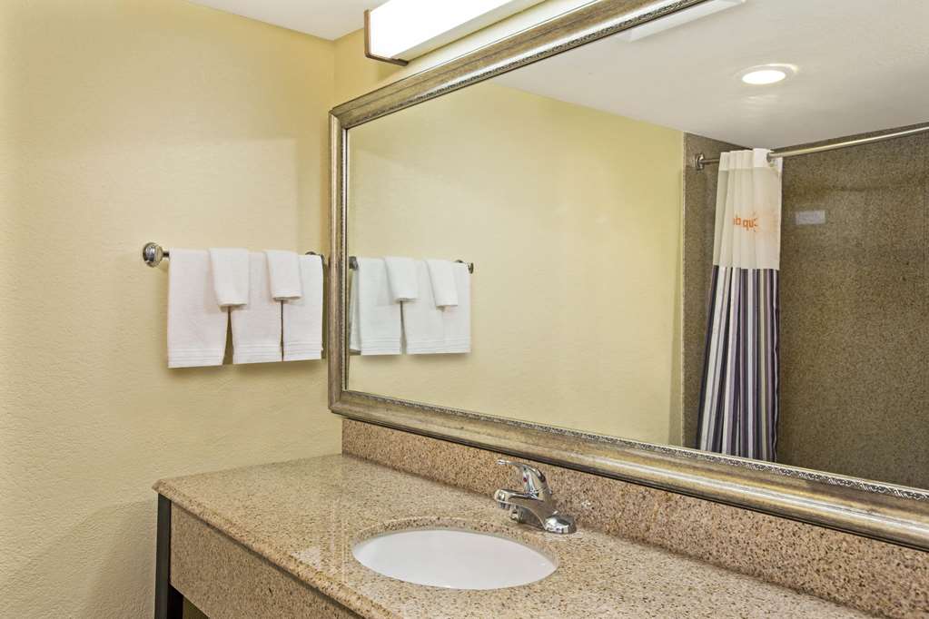 La Quinta Inn & Suites by Wyndham Salina - photo 30