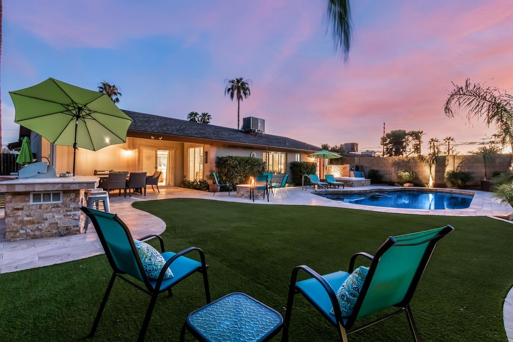 Palm Tree Paradise Heated spa Pool Firepit in Glendale, United States