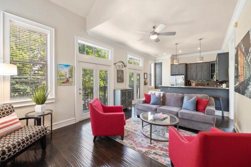 Game Day Getaway 1 Block to Dickson Walk to U of A — 4-Star Luxury Hotel in Fayetteville, United States