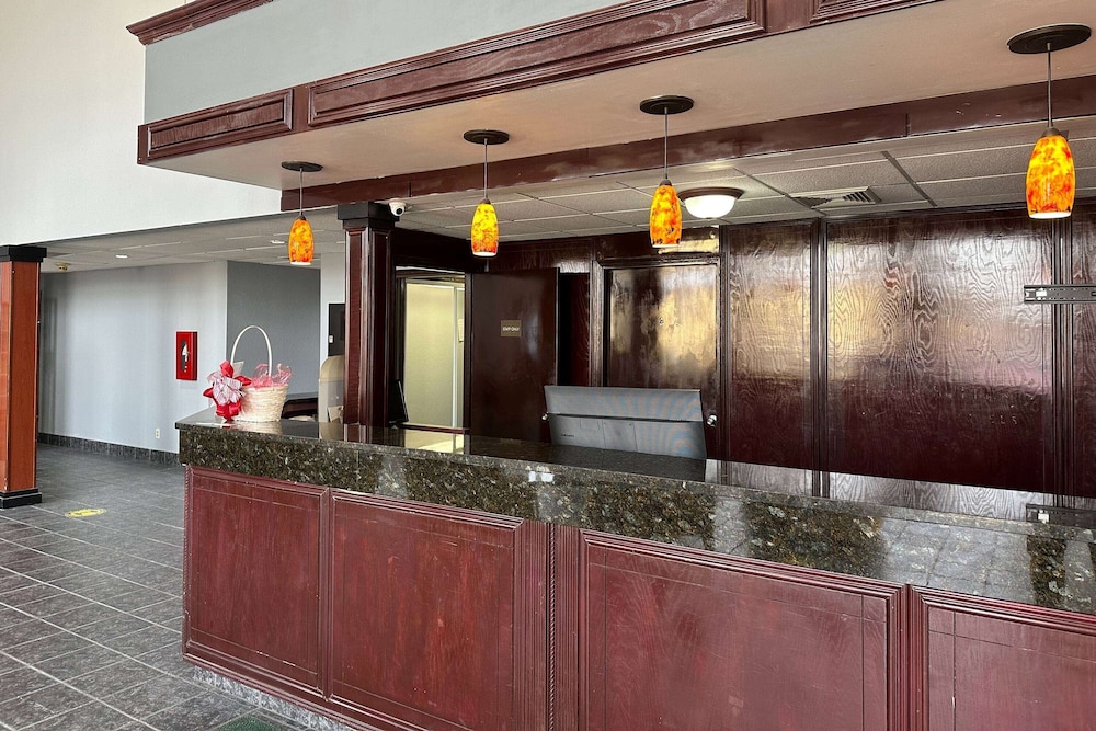 Baymont by Wyndham Flint Airport North - photo 2