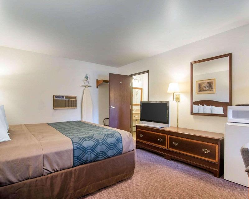 Econo Lodge Saint Albans - photo 35