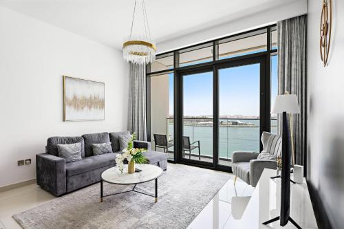 Seaside Serenity: 1 BR Apartment with Beach Access — 4-Star Luxury Hotel in Dubai, United Arab Emirates