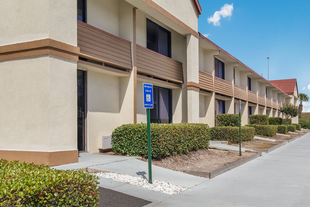 Red Roof Inn & Suites Brunswick I 95 - photo 26