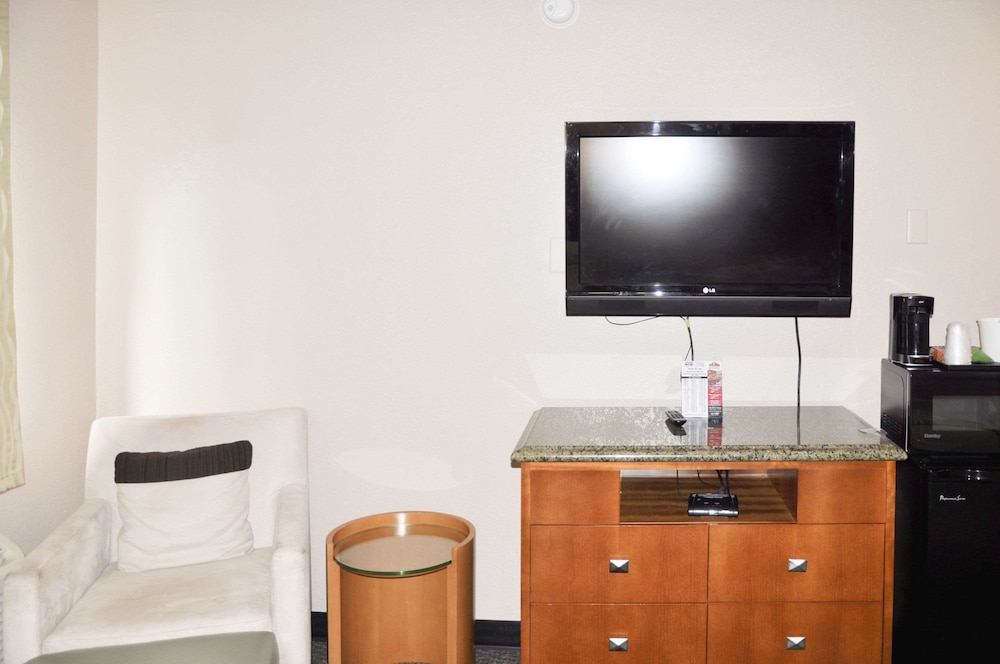 Bison Inn & Suites on University - photo 26