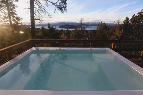 Refugio de bosque con jacuzzi en terraza y vista panorámica al lago in San Carlos De Bariloche, Argentina