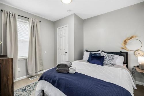 Spacious 3 Bedroom Sleeps 8 Central Location — 4-Star Luxury Hotel in Warren, United States