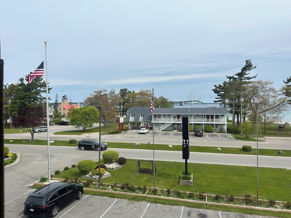 Super 8 by Wyndham Bridgeview of Mackinaw City - photo 15