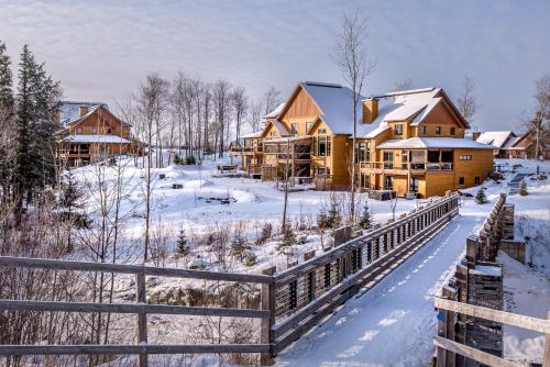 Havre Des Skieurs 111 Luxurious & Modern Direct Ski in Ski out in Mont-Tremblant, Canada
