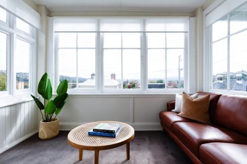 Light Filled Comfort Near Hospital & City — hotel in Kings Park