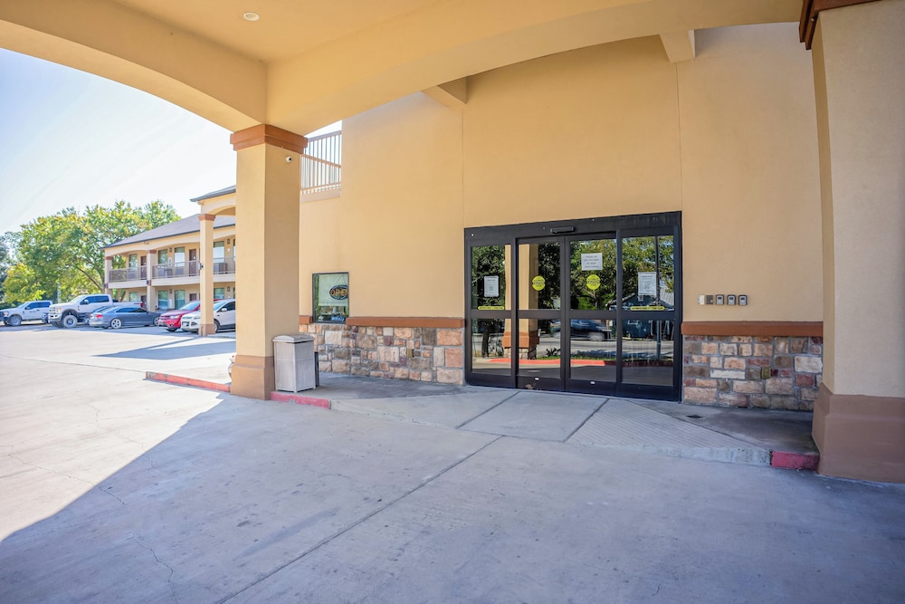 Moulton Inn & Suites By OYO Near Shiner TX - photo 35